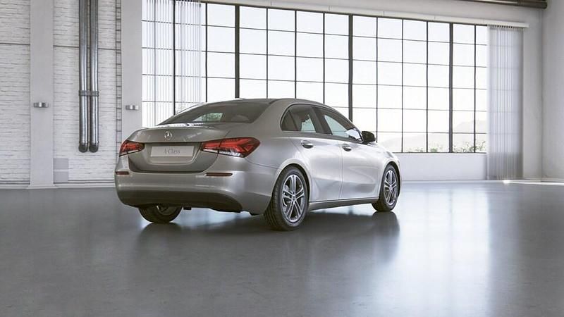 Käytetty Mercedes A180 Business 116 HP (85 kW) 2020 Harmaa Sedan