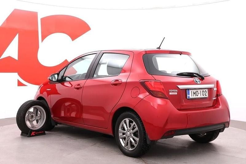 Käytetty Toyota Yaris Hybrid Active 73 HP (53 kW) 2016 Punainen Viistoperä