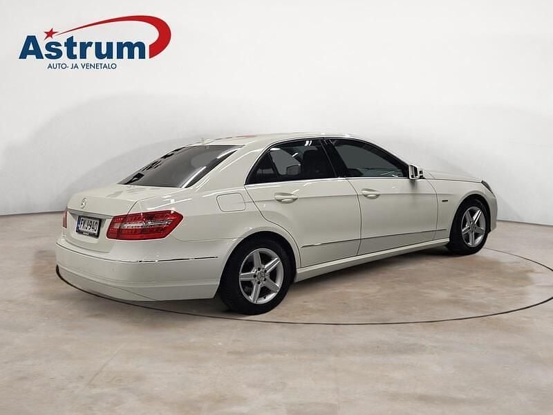 Käytetty Mercedes E200 Avantgarde 136 HP (100 kW) 2011 Valkoinen Sedan