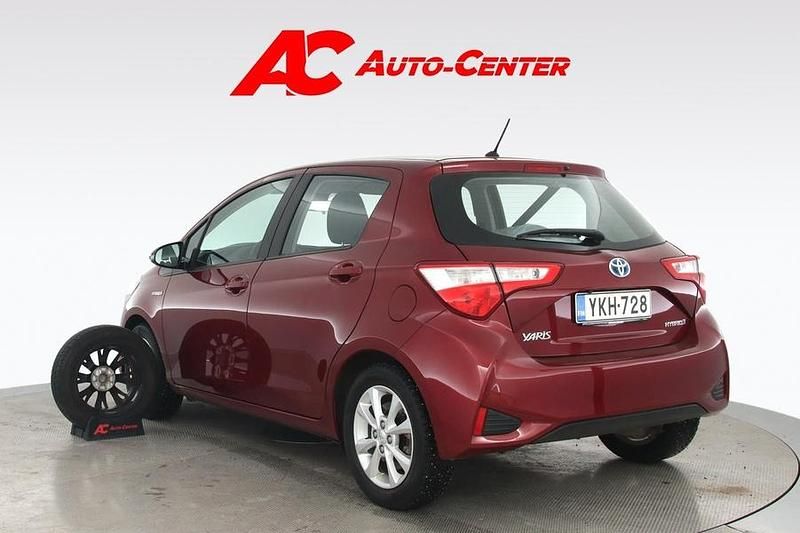 Käytetty Toyota Yaris Hybrid Active 101 HP (74 kW) 2018 Punainen Viistoperä