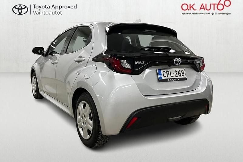 Käytetty Toyota Yaris Hybrid Active 92 HP (67 kW) 2021 Hopea Viistoperä
