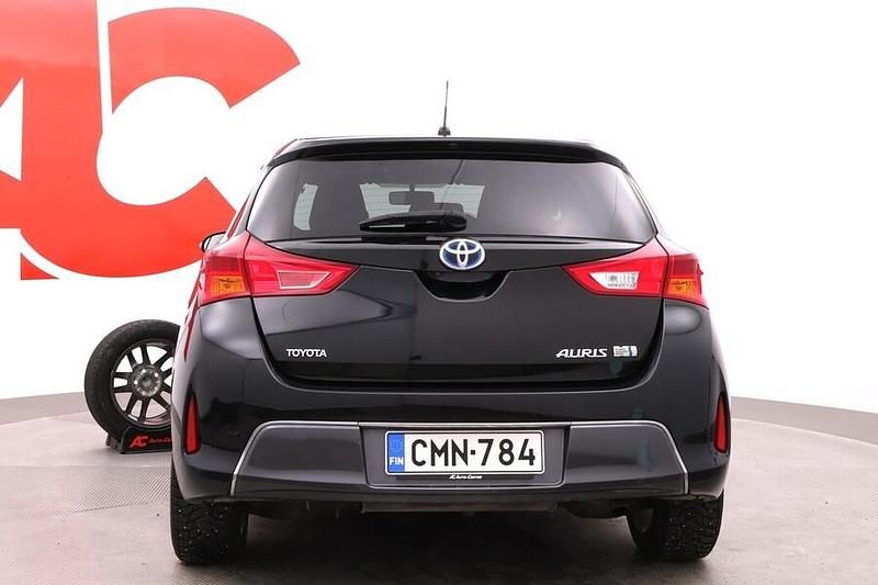 Käytetty Toyota Auris Hybrid Active 99 HP (72 kW) 2015 Musta Viistoperä