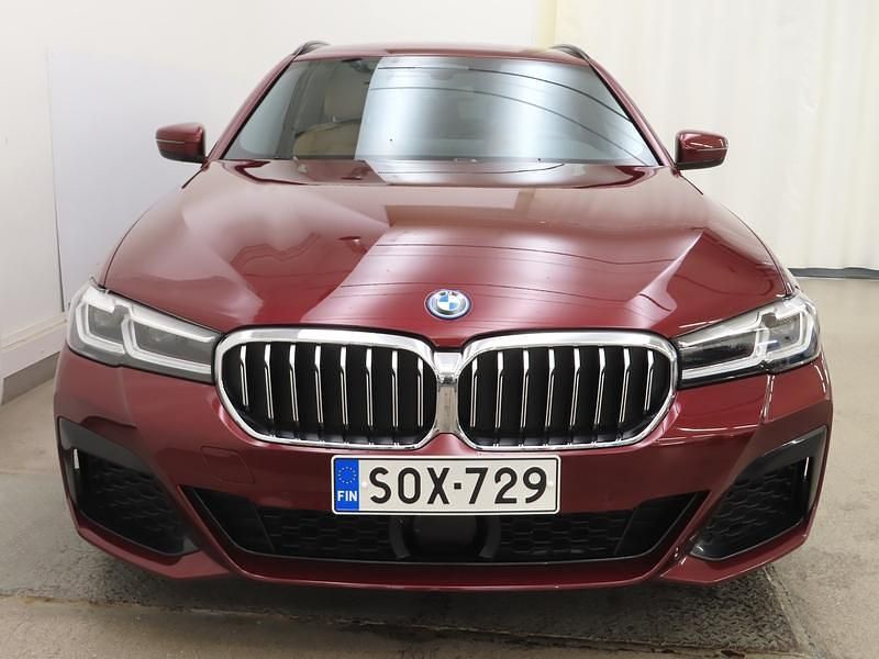 Käytetty BMW 530e M Sport 292 HP (214 kW) 2022 Punainen Farmari