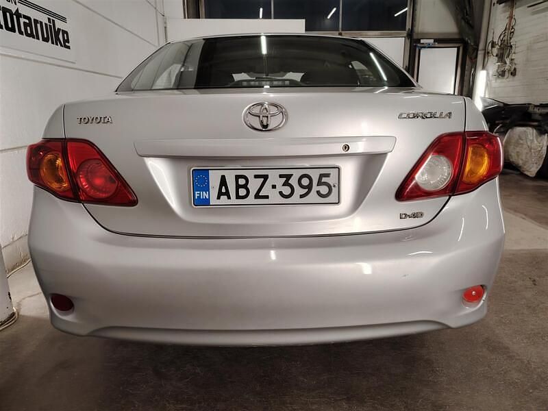 Käytetty Toyota Corolla Sol 126 HP (92 kW) 2009 Hopea Sedan