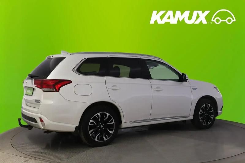 Käytetty Mitsubishi Outlander P-HEV Instyle 121 HP (88 kW) 2016 Valkoinen Farmari