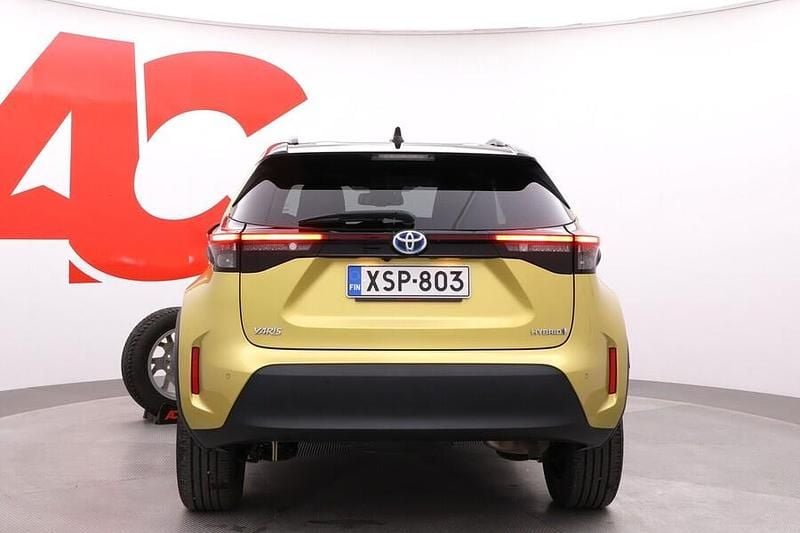 Käytetty Toyota Yaris Cross Edition 116 HP (85 kW) 2024 2vs brass gold /blac Katumaasturi