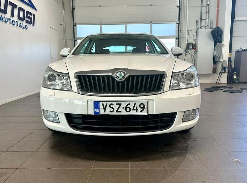 Käytetty Skoda Octavia Ambiente 105 HP (77 kW) 2013 Valkoinen Viistoperä