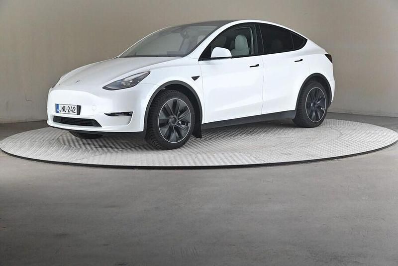 Käytetty 2024 Tesla Model Y Long Range AWD Katumaasturi | 42 800 € (Hieman kallis) - Kuva 1/4