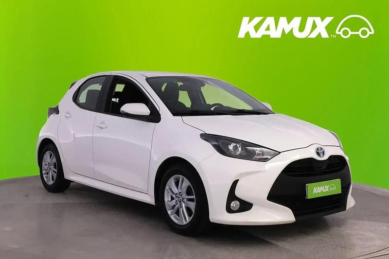 Valkoinen Käytetty 2022 Toyota Yaris Hybrid Active Sedan | 16 440 € (Perustarjous) - Kuva 1/4