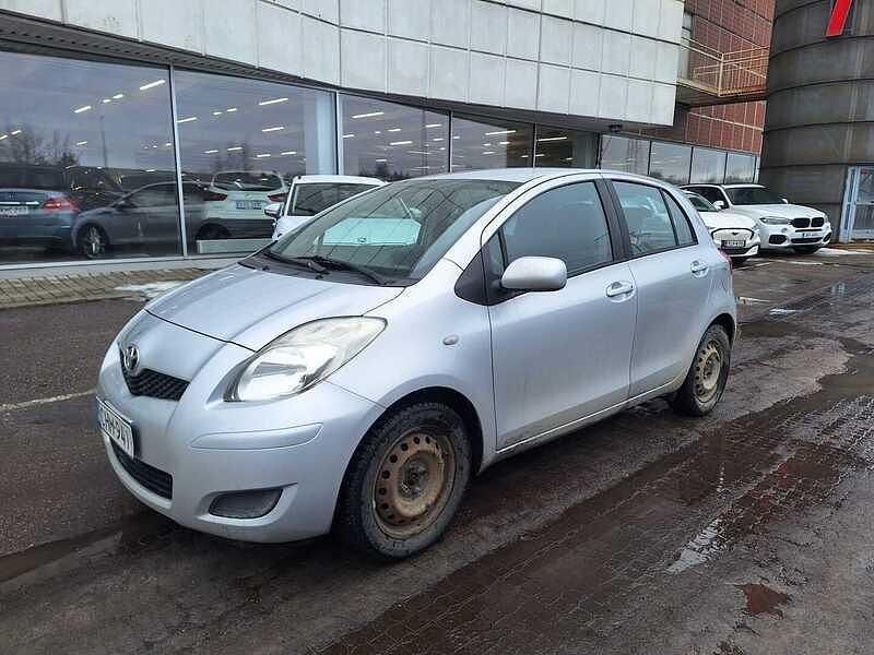Käytetty Toyota Yaris Sol 101 HP (74 kW) 2009 Hopea Viistoperä