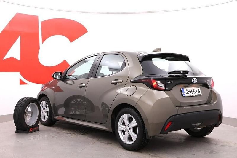 Käytetty Toyota Yaris Hybrid Active 116 HP (85 kW) 2021 Ruskea Viistoperä