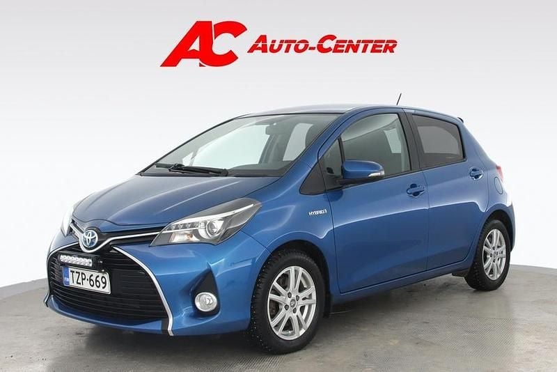 Käytetty Toyota Yaris Hybrid Style 73 HP (53 kW) 2015 Sininen Viistoperä