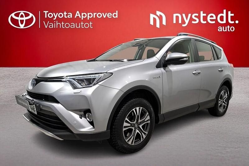 Käytetty Toyota RAV4 Hybrid Active 155 HP (114 kW) 2017 Hopea Katumaasturi