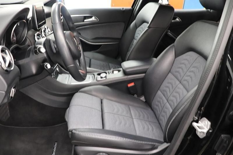 Käytetty Mercedes GLA180 Edition 122 HP (89 kW) 2017 Musta Katumaasturi