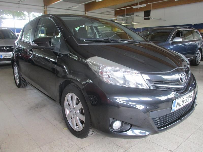 Musta Käytetty 2012 Toyota Yaris Comfort Viistoperä | 7 980 € (Perustarjous) - Kuva 1/4