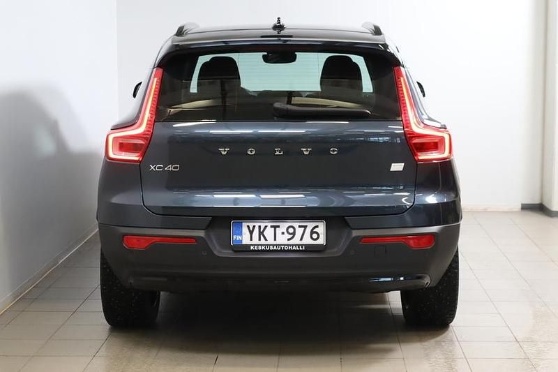 Käytetty Volvo XC40 Business Edition 169 kW (231 HP) 2022 Sininen Katumaasturi