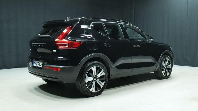 Käytetty Volvo XC40 Plus 211 HP (155 kW) 2023 Musta Katumaasturi