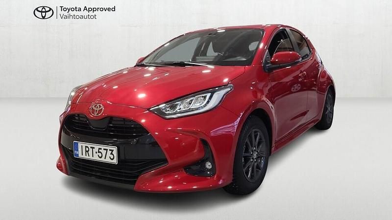 Käytetty Toyota Yaris Hybrid Plus 116 HP (85 kW) 2024 Punainen Viistoperä