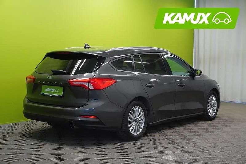 Käytetty Ford Focus Titanium 125 HP (91 kW) 2019 Hopea / harmaa Farmari