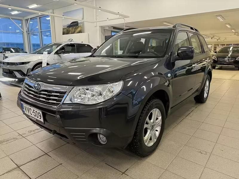 Harmaa Käytetty 2010 Subaru Forester XE Katumaasturi | 9 800 € (Perustarjous) - Kuva 1/4