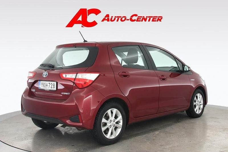 Käytetty Toyota Yaris Hybrid Active 101 HP (74 kW) 2018 Punainen Viistoperä