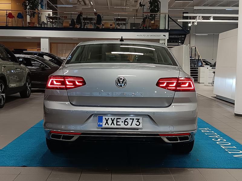 Käytetty VW Passat R-line 150 HP (110 kW) 2020 Sininen Sedan