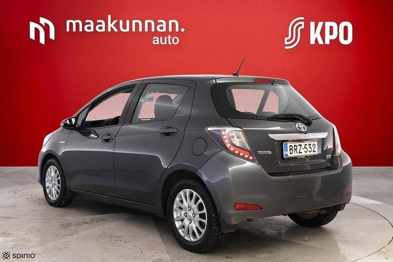 Käytetty Toyota Yaris Hybrid Active 75 HP (55 kW) 2014 Harmaa Viistoperä