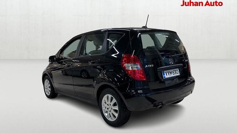 Käytetty Mercedes A180 Business 109 HP (80 kW) 2011 Musta Tila-auto