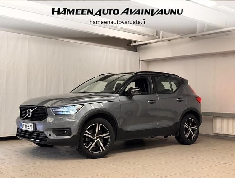 Harmaa Käytetty 2018 Volvo XC40 R-Design Katumaasturi | 32 900 € (Perustarjous) - Kuva 1/4