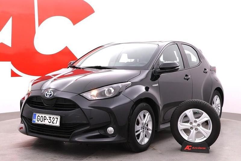 Musta Käytetty 2021 Toyota Yaris Hybrid Active Viistoperä | 17 490 € (Perustarjous) - Kuva 1/4