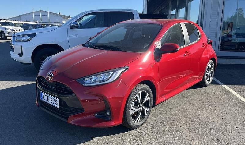 Punainen Uusi 2025 Toyota Yaris Hybrid Plus Viistoperä | 26 890 € (Perustarjous) - Kuva 1/1