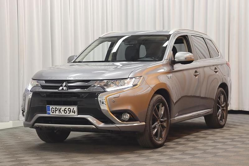 Käytetty Mitsubishi Outlander P-HEV Instyle 121 HP (88 kW) 2016 Katumaasturi