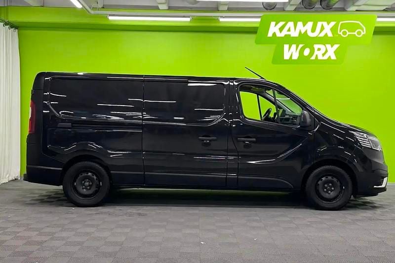 Käytetty Renault Trafic Komfort 150 HP (110 kW) 2022 Midnight black Tila-auto