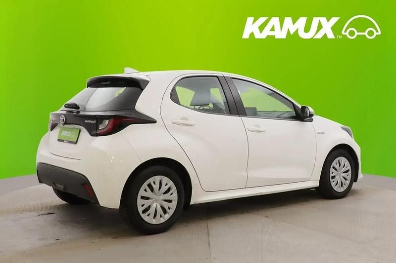 Käytetty Toyota Yaris Hybrid Active 116 HP (85 kW) 2020 Valkoinen Sedan