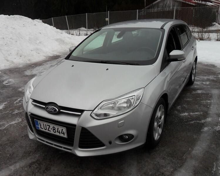 Käytetty Ford Focus Trend 125 HP (91 kW) 2013 Harmaa Farmari