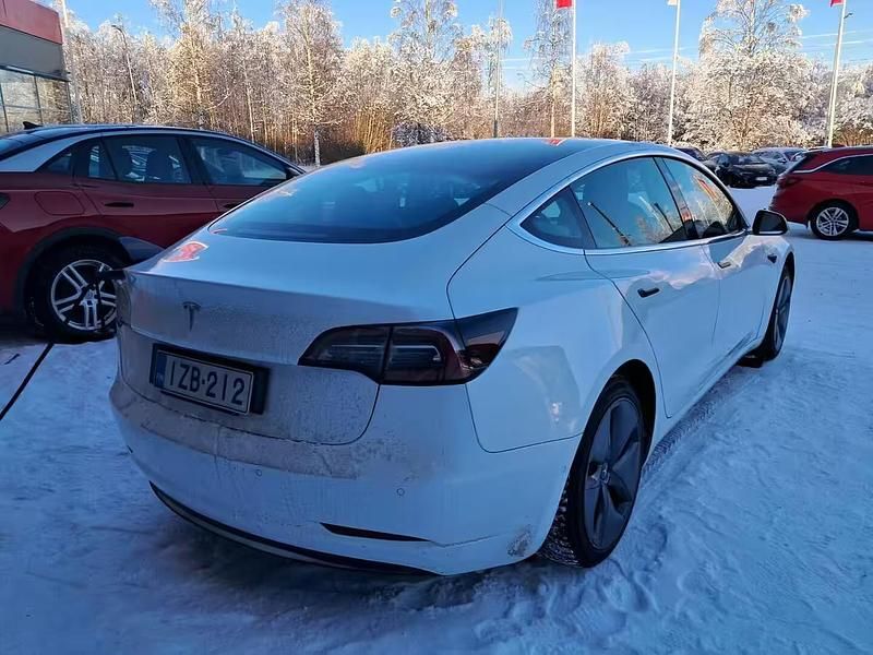 Käytetty Tesla Model 3 Standard Range 239 kW (325 HP) 2019 Sedan