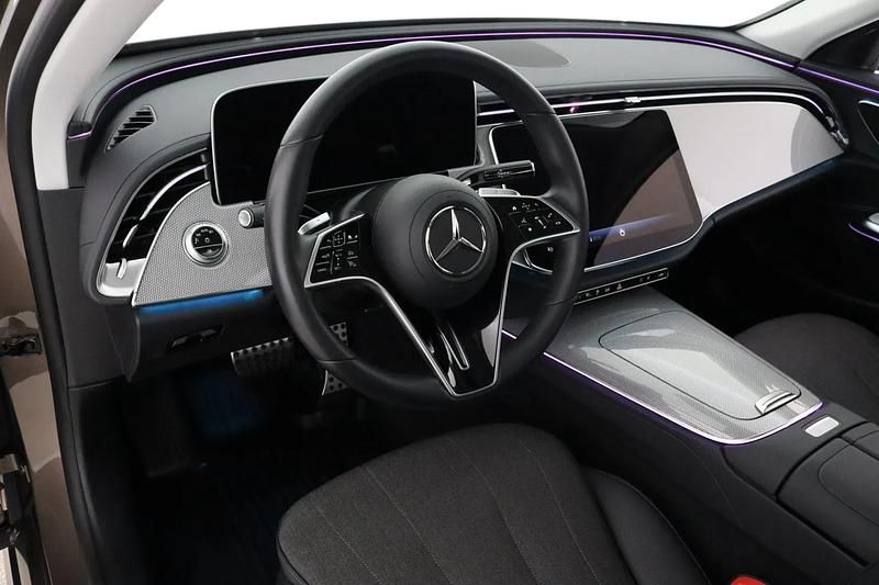 Käytetty Mercedes E300 313 HP (230 kW) 2024 Sametinruskea met Sedan
