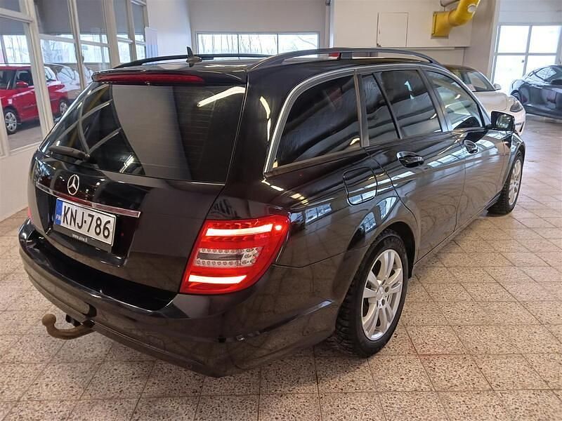 Käytetty Mercedes C200 136 HP (100 kW) 2013 Musta Farmari