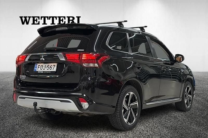 Käytetty Mitsubishi Outlander P-HEV Invite 135 HP (99 kW) 2021 Katumaasturi