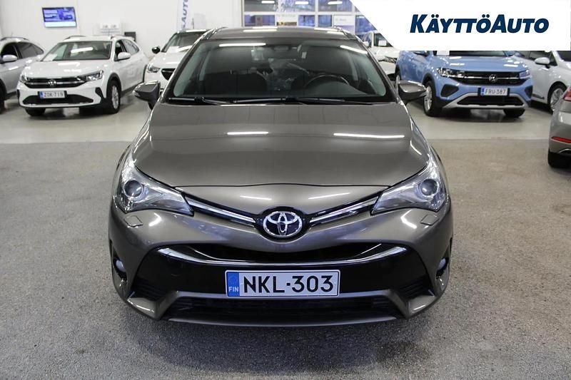 Käytetty Toyota Avensis Active 143 HP (105 kW) 2016 Harmaa Farmari