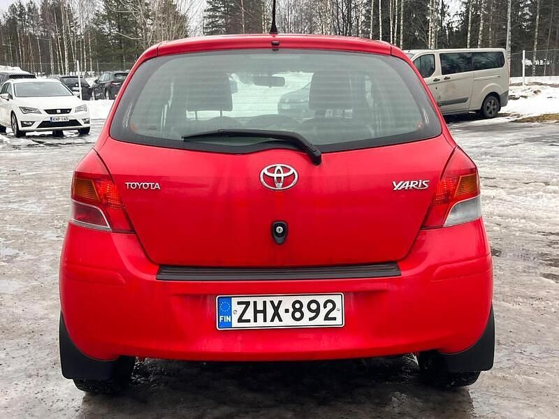 Käytetty Toyota Yaris Sol 101 HP (74 kW) 2010 Viistoperä