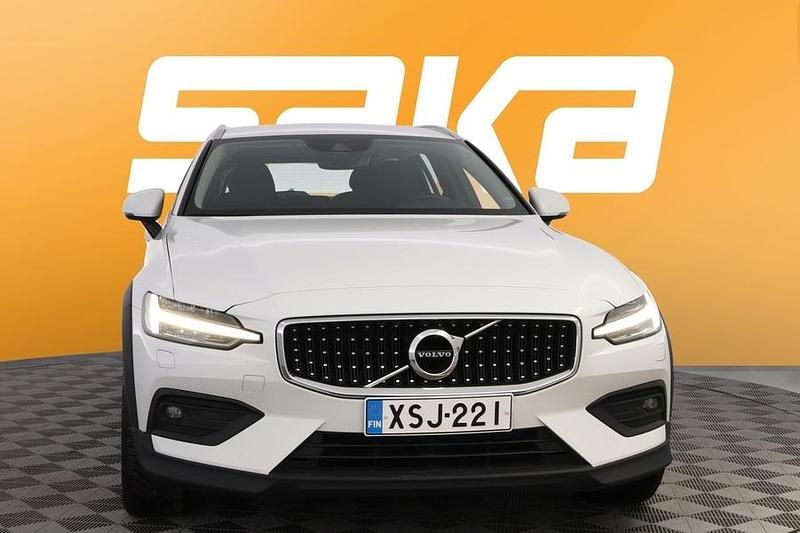 Käytetty Volvo V60 CC 197 HP (144 kW) 2021 Farmari