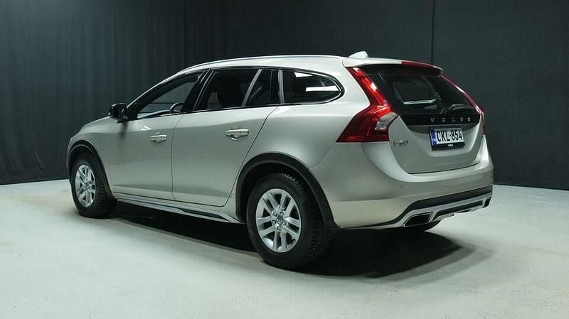 Käytetty Volvo V60 CC Momentum 245 HP (180 kW) 2017 Ruskea Farmari