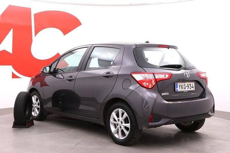 Käytetty Toyota Yaris Edition 72 HP (52 kW) 2018 Harmaa Viistoperä