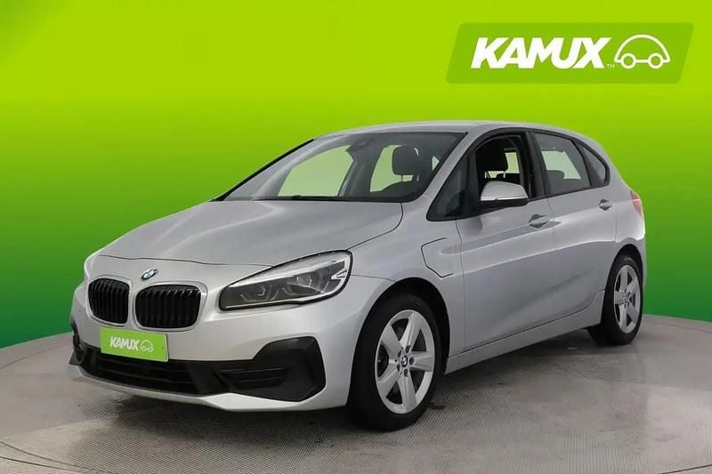 Käytetty BMW 225 Active Tourer Sport Line 224 HP (164 kW) 2020 Hopea / harmaa Tila-auto