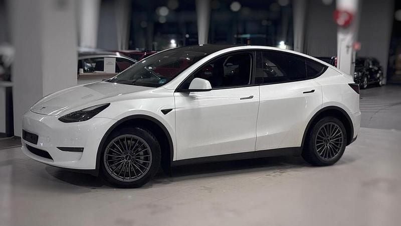 Käytetty 2023 Tesla Model Y Katumaasturi | 35 880 € (Hyvä tarjous) - Kuva 1/2