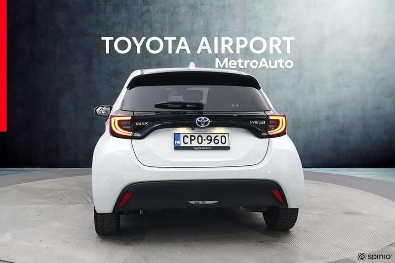 Käytetty Toyota Yaris Hybrid Style 116 HP (85 kW) 2021 Valkoinen Viistoperä