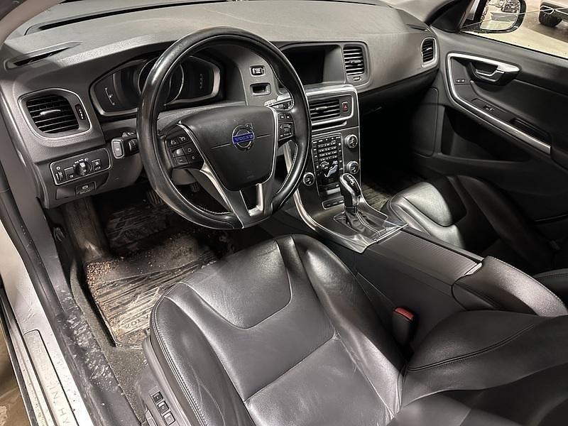 Käytetty Volvo V60 Summum 215 HP (158 kW) 2015 Farmari