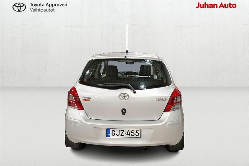 Käytetty Toyota Yaris Terra 99 HP (72 kW) 2011 Hopea Viistoperä