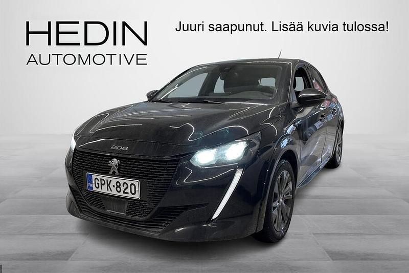 Käytetty Peugeot e-208 100 kW (136 HP) 2023 Musta Viistoperä